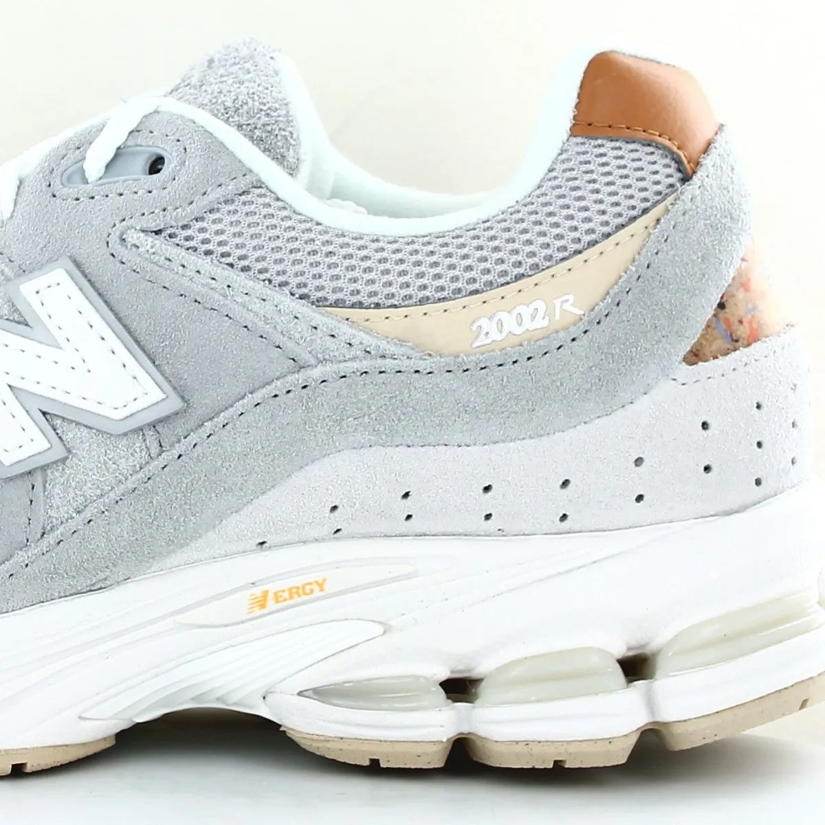 New Balance Men's 2002r Shoes - Concrete Grey / Beige