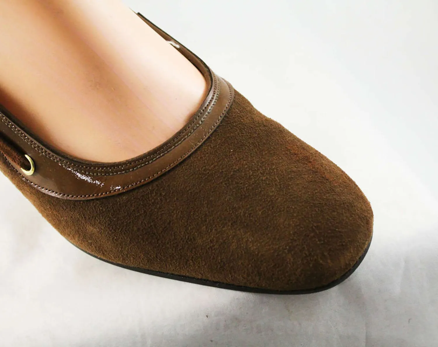 Size 8.5 Shoes - Unworn Elegant Mod 1960s Brown Suede Pumps - 8 1/2 B - Sleek 60s Curves - Fall Autumn - Sophisticated NOS NIB Deadstock